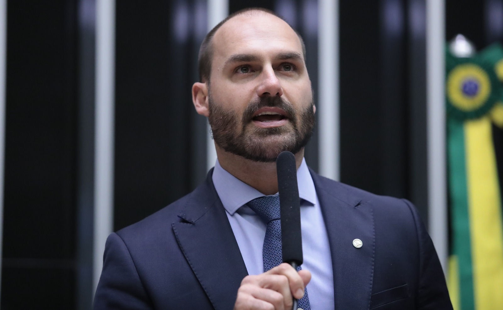 Na terça-feira (18), o deputado Eduardo Bolsonaro (PL-SP) informou a decisão de se licenciar do mandato na Câmara para permanecer nos Estados Unidos