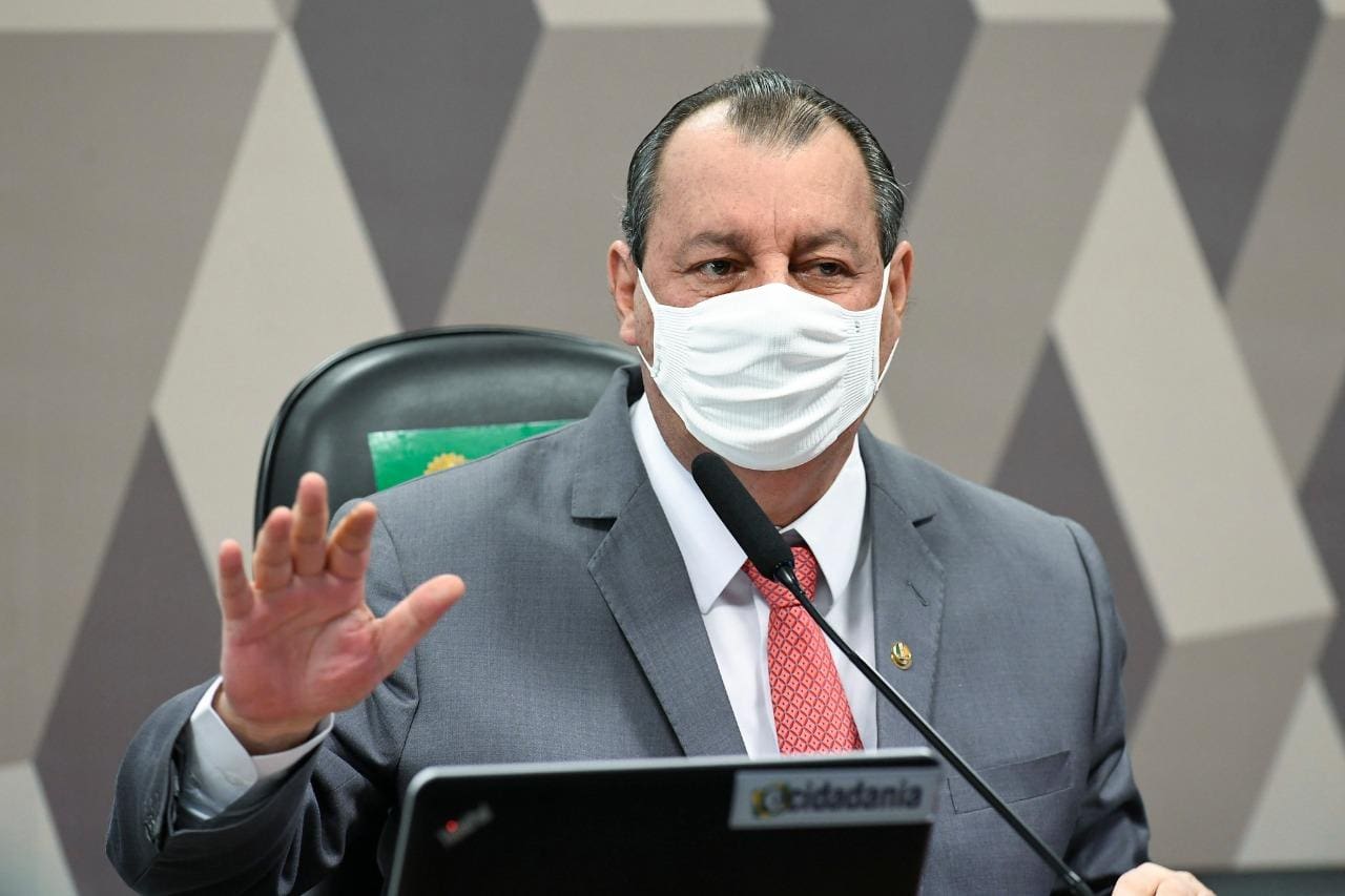 Aziz apresenta PL que criminaliza recomendação de medicamentos sem comprovação