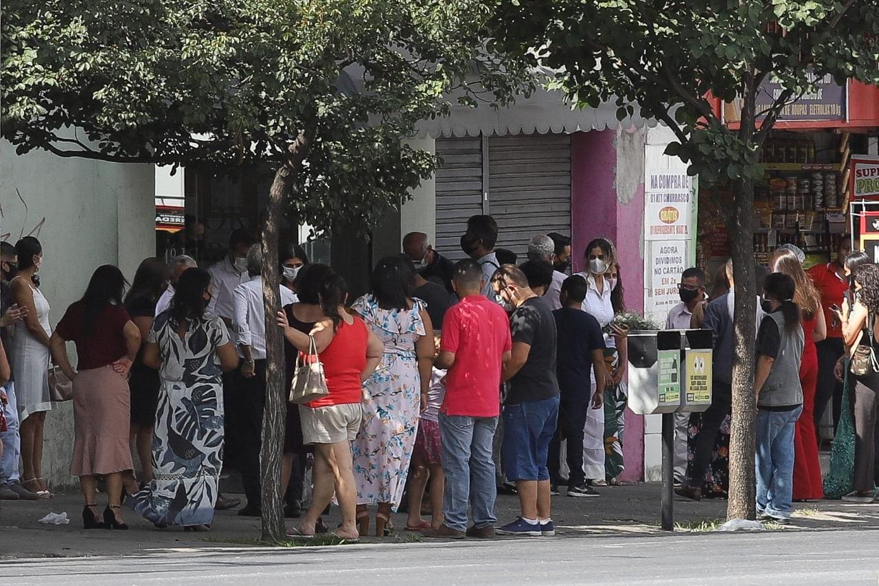 Casamentos presenciais em cartórios geram aglomeração