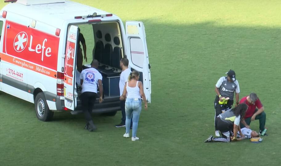 Atacante Pimentinha passou mal com o forte calor durante a partida de estreia das Vingadoras no Brasileiro 2024