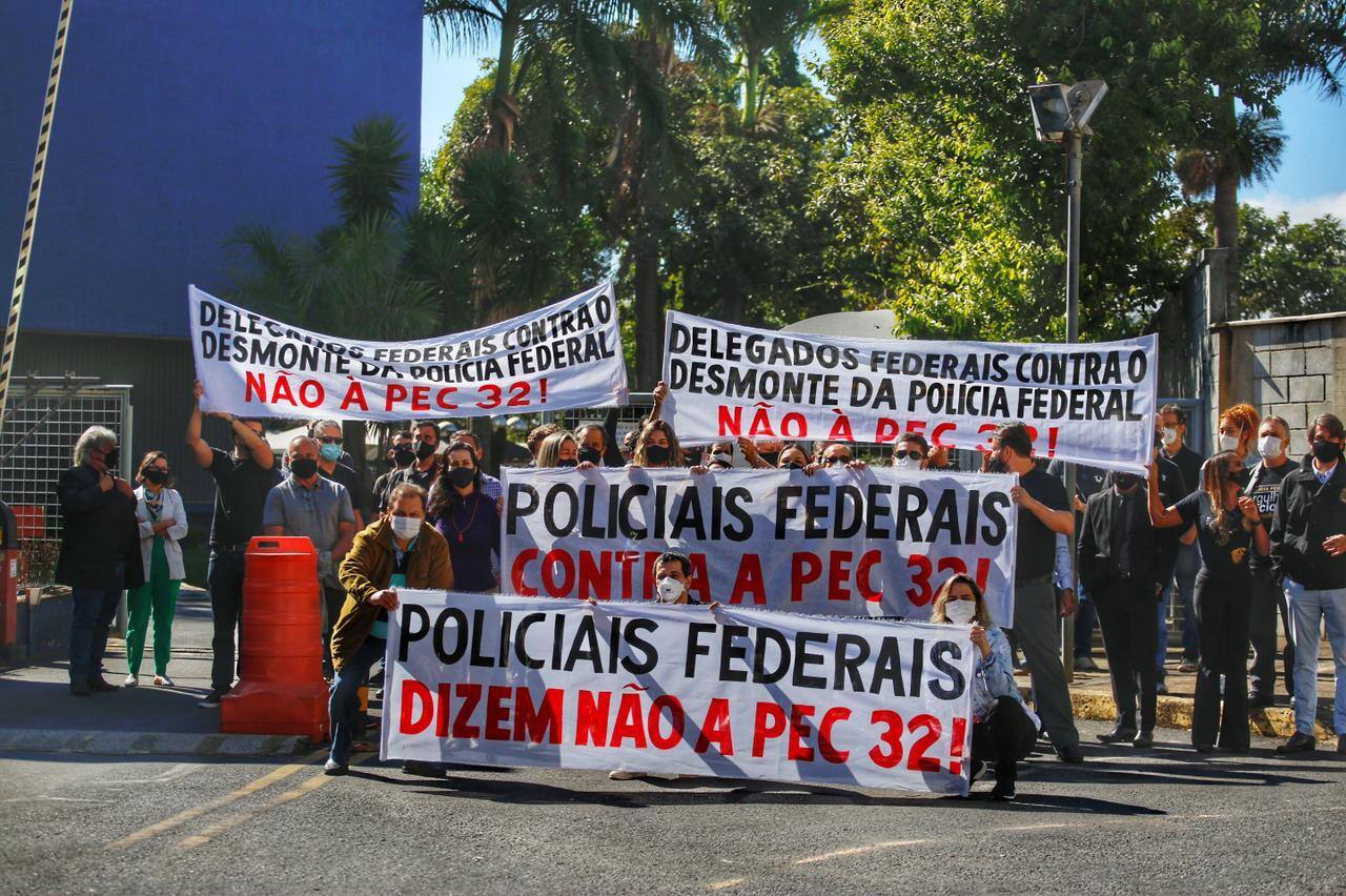 Delegados e agentes da PF fizeram ato em frente à Superintendência Regional da Polícia Federal de Belo Horizonte
