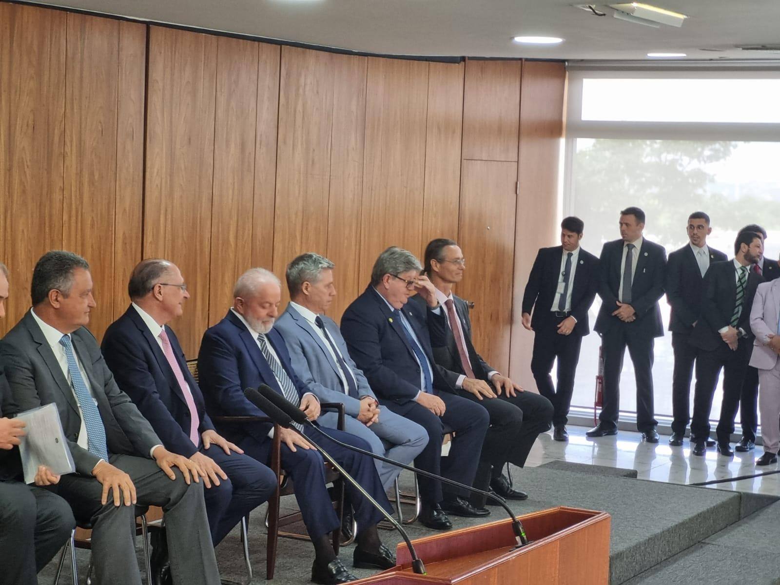 Lula com a mão na perna