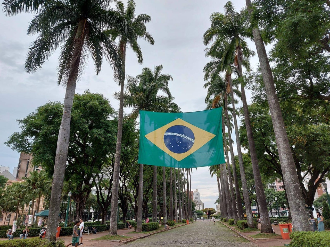 Bandeira do Brasil instalada na Praça da Liberdade