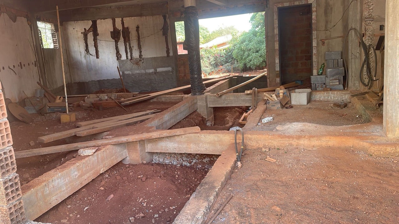 Corpo foi enterrado em uma cova rasa de apenas 30 centímetros, no terreno de uma casa em construção em condomínio, em Jaboticatubas