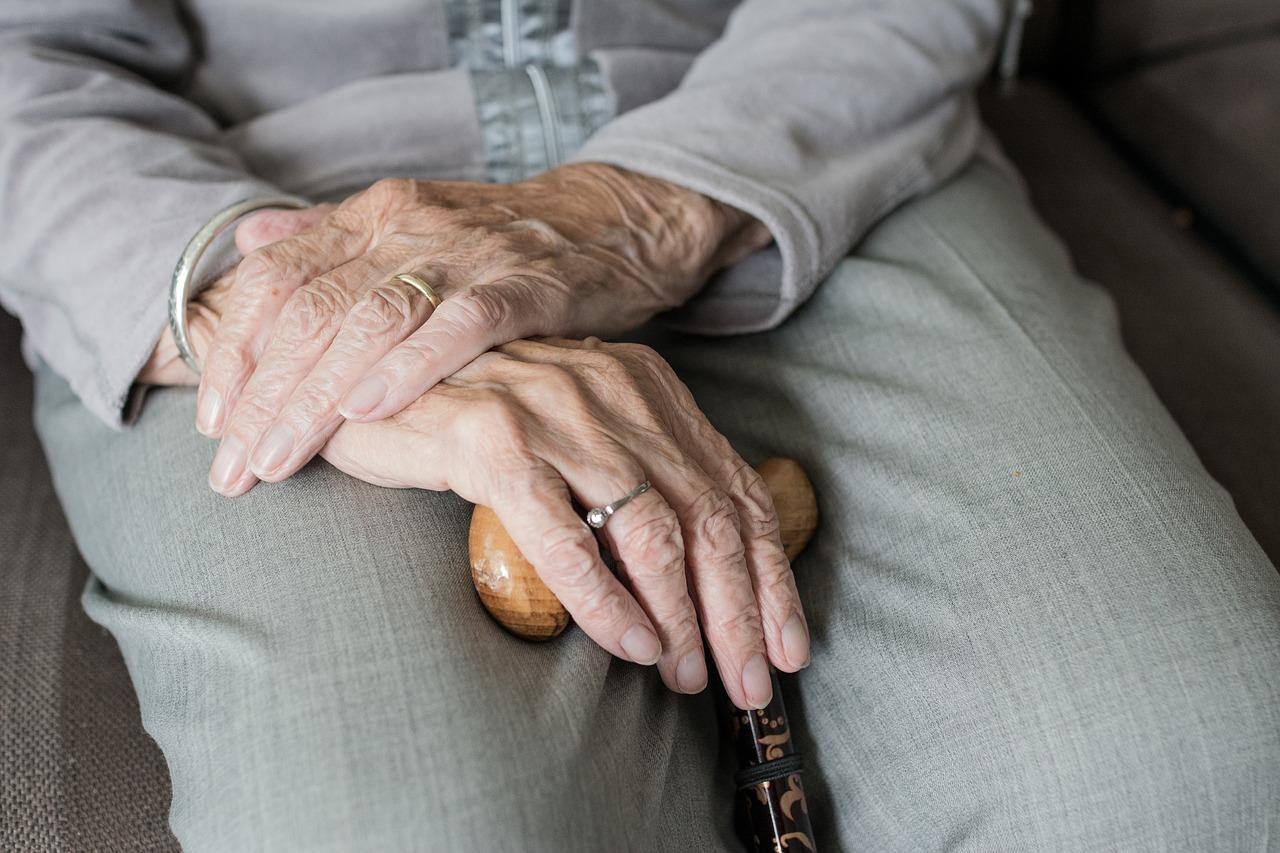 Expectativa de vida das mulheres continua acima da dos homens, diz IBGE