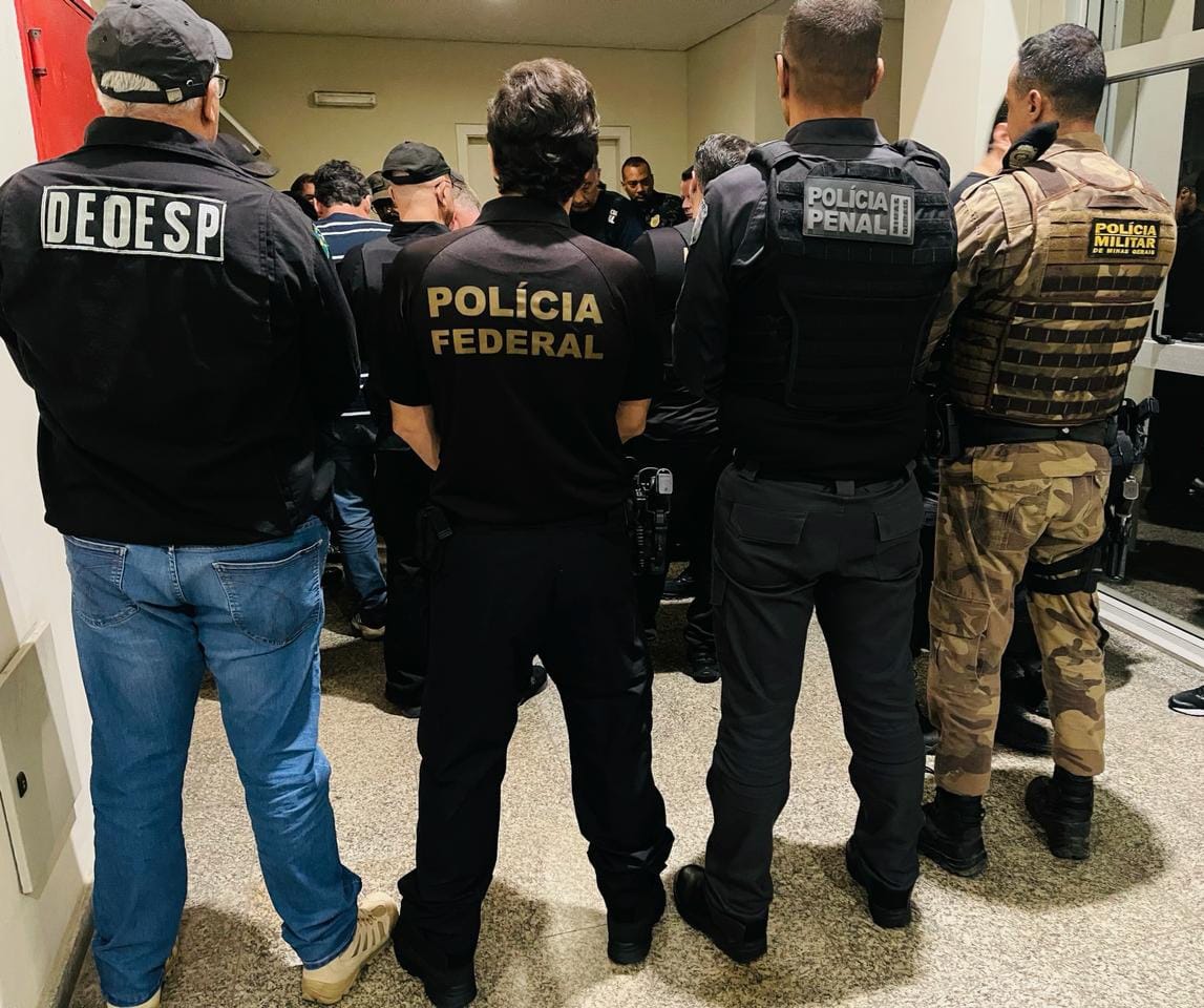 As ações contam com a participação de cerca de 450 policiais, integrantes das polícias Civil, Federal, Militar e Penal