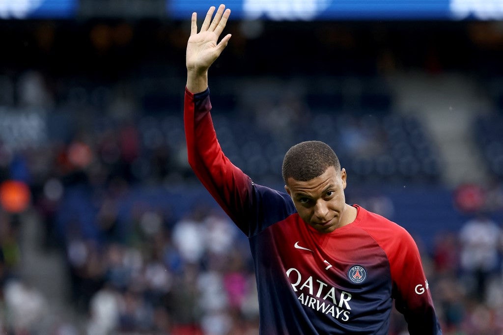 Paris Saint-Germain's French forward #07 Kylian Mbappe cheers to supporters during warm up before the French L1 football match between Paris Saint-Germain (PSG) and Toulouse (TFC) on May 12, 2024 at the Parc des Princes stadium in Paris. (Photo by FRANCK FIFE / AFP)