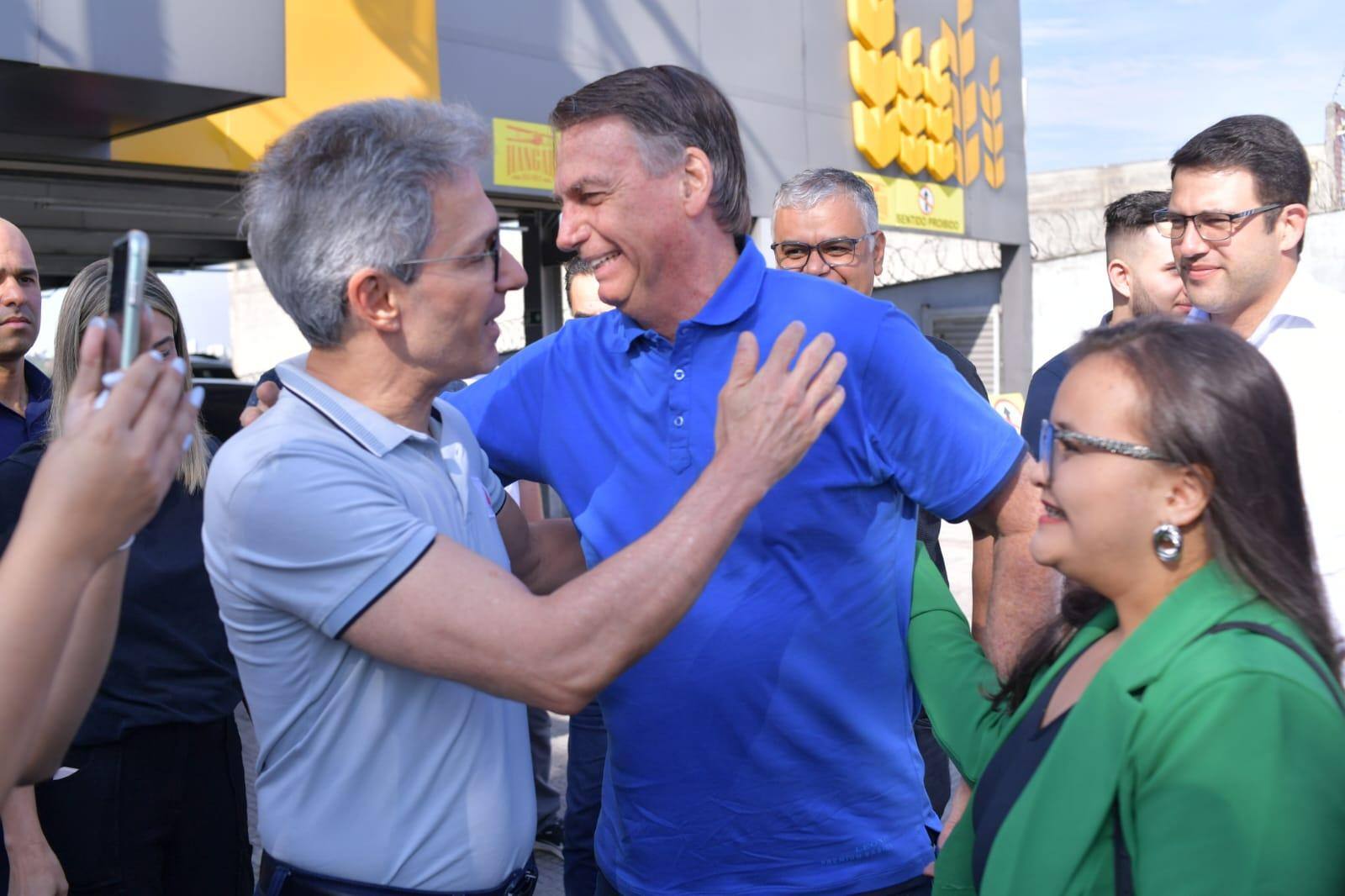 Bolsonaro cumprimenta Zema em padaria de BH outubro 2023