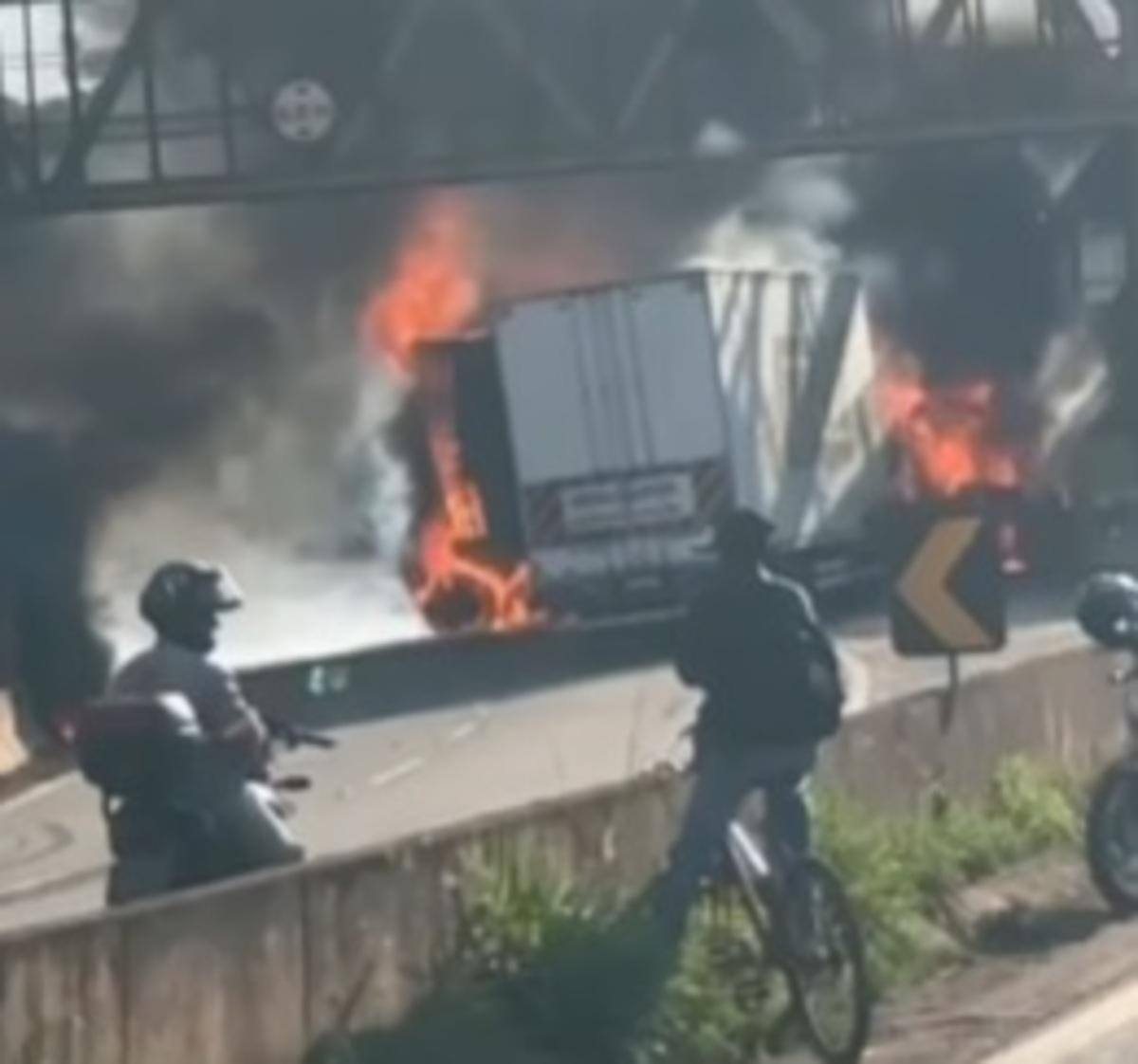 Imagem mostra carreta pegando fogo na BR-381