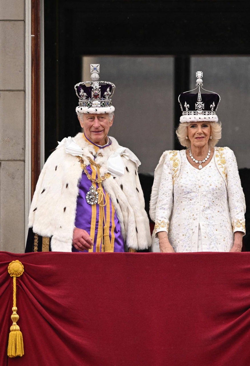 Rei Charles III e rainha Camilla na sacada do Palácio de Buckingham