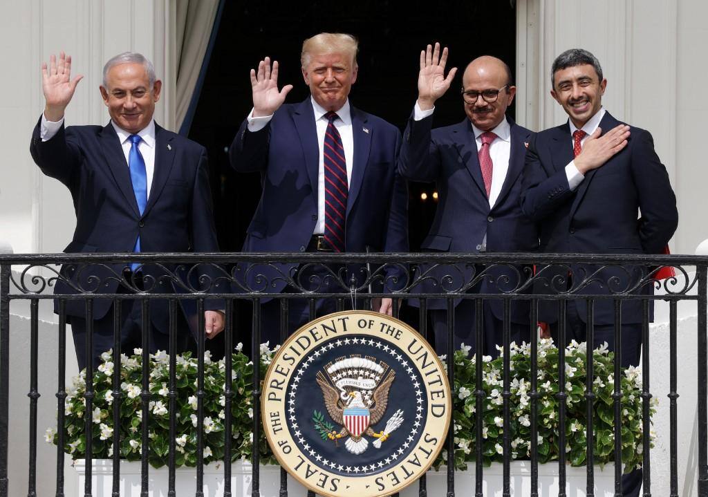 O primeiro-ministro de Israel Benjamin Netanyahu, o presidente dos EUA Donald Trump, o ministro das Relações Exteriores do Bahrein Abdullatif bin Rashid Al Zayani e o ministro das Relações Exteriores dos Emirados Árabes Unidos Abdullah bin Zayed bin Sultan Al Nahyan acenam da Casa Branca