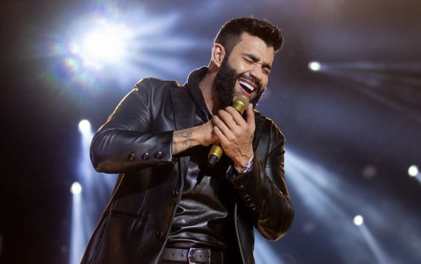 Gusttavo Lima continuou cantando um dos seus sucessos em meio a pancadaria na pista do seu show na cidade de Brasília