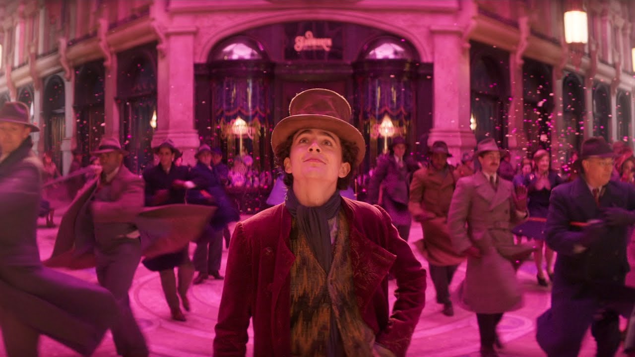 Willy Wonka (Timothée Chalamet) em uma cena músical do filme Wonka.