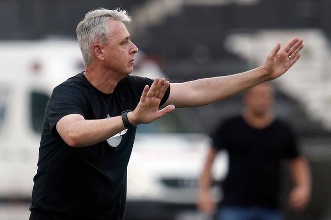 Técnico Tiago Nunes, do Botafogo, reclamou de 'cortes fora do contexto': "não vão conseguir tumultuar o ambiente"