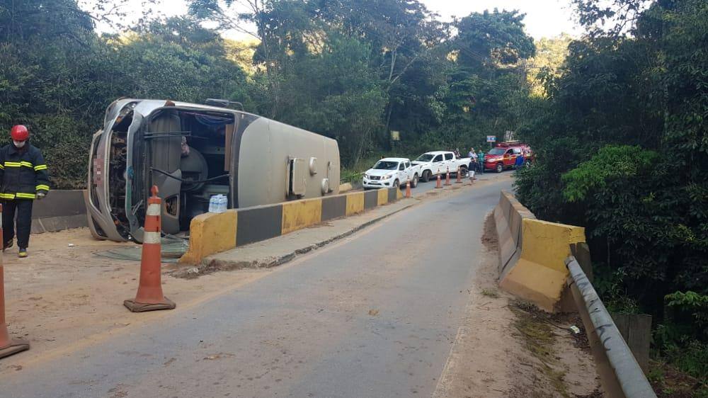 Oito passageiros e o motorista do ônibus sofreram escoriações leves e foram levados para o Hospital Biocor, em Nova Lima