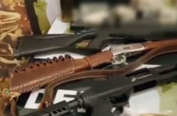 A polícia também encontrou no imóvel do casal dez armas de fogo e mais de duas mil munições