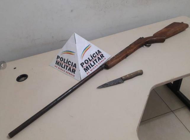 Faca e espingarda foram apreendidas após o crime