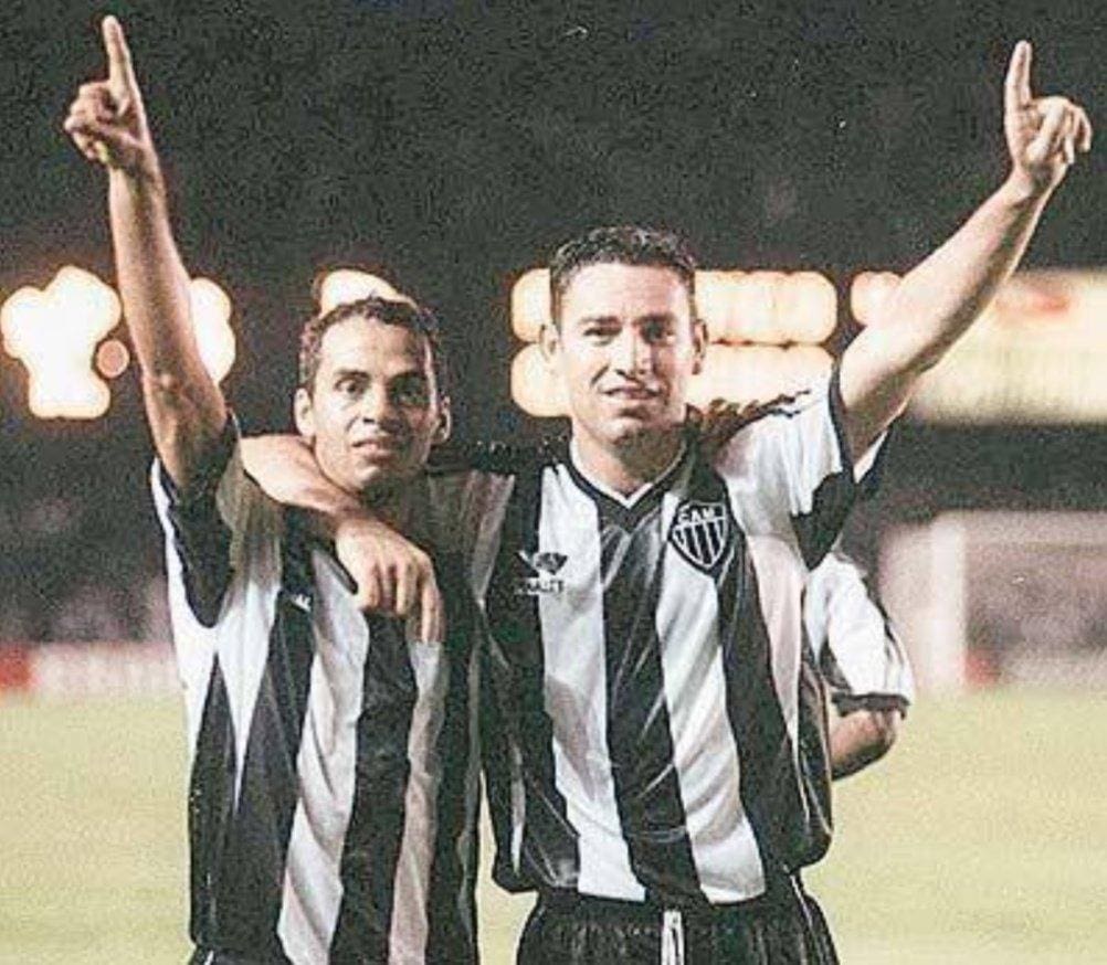 Marques e Guilherme comemoram após vitória sobre o Cruzeiro no clássico pelas quartas de final do Brasileiro de 1999