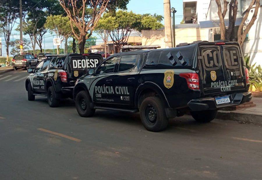 Viaturas da Polícia Civil na porta da casa da delegada