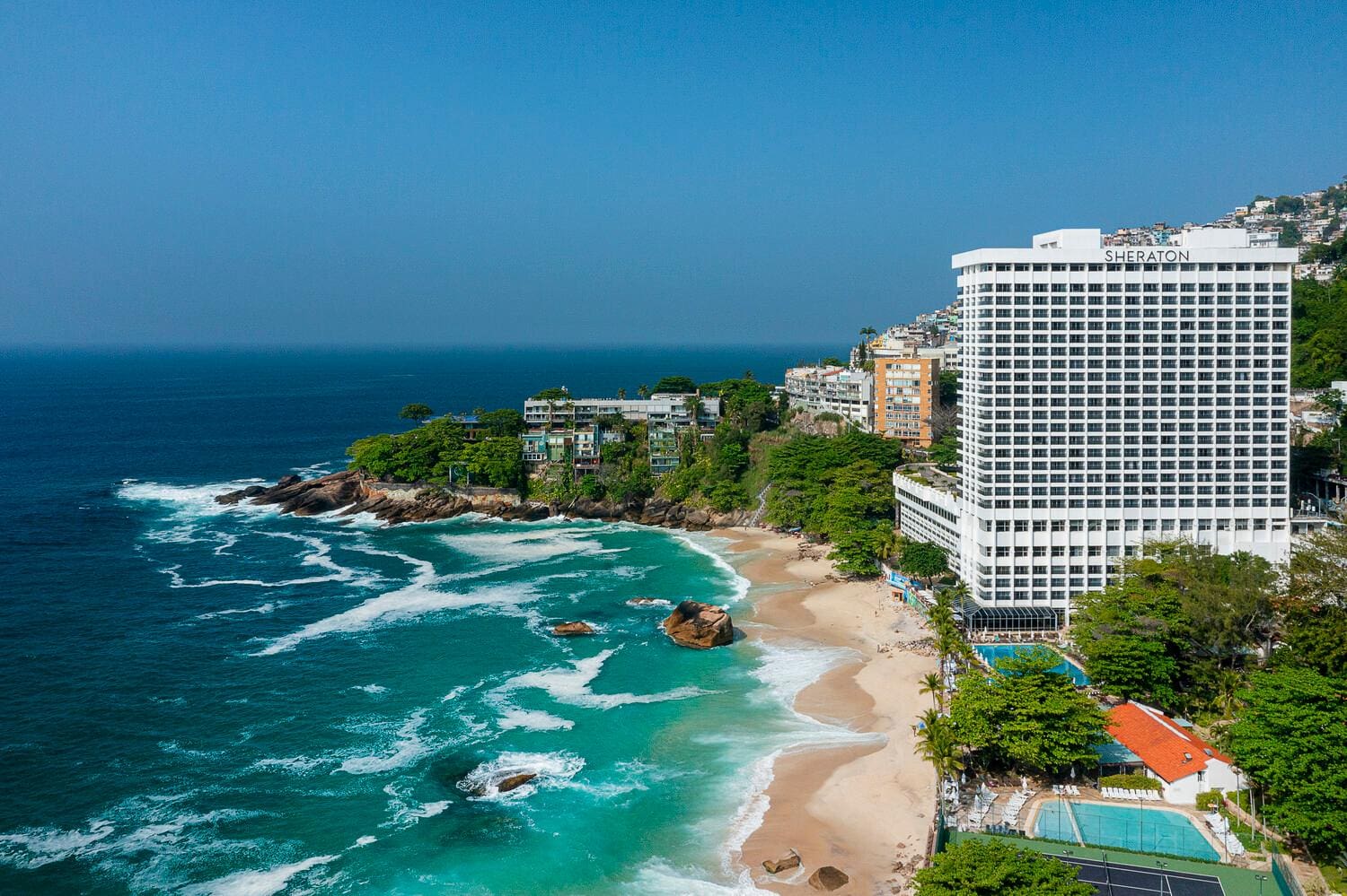 O hotel pé de areia oferece acesso exclusivo a uma prainha