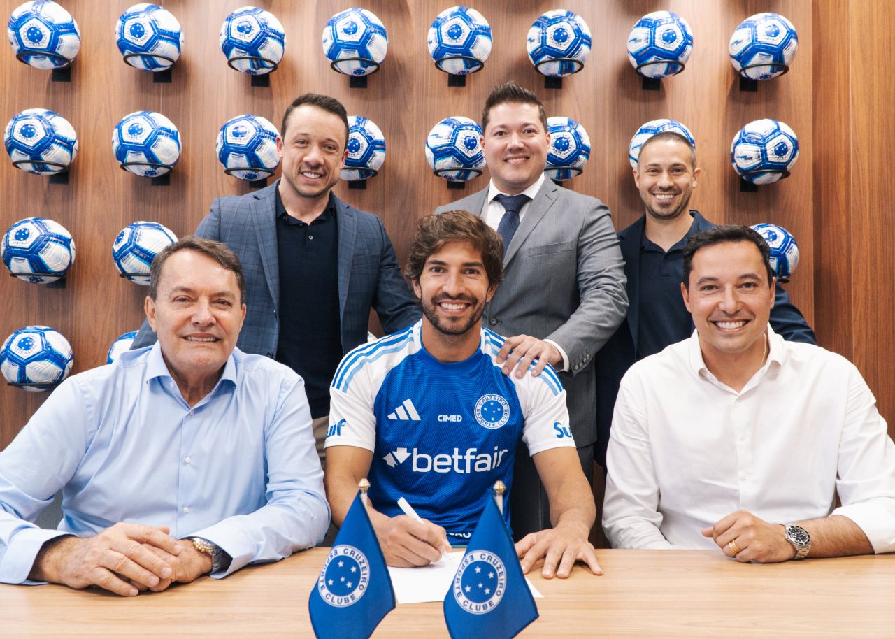 Lucas Silva assinou renovação de contrato com o Cruzeiro nesta segunda-feira (30)