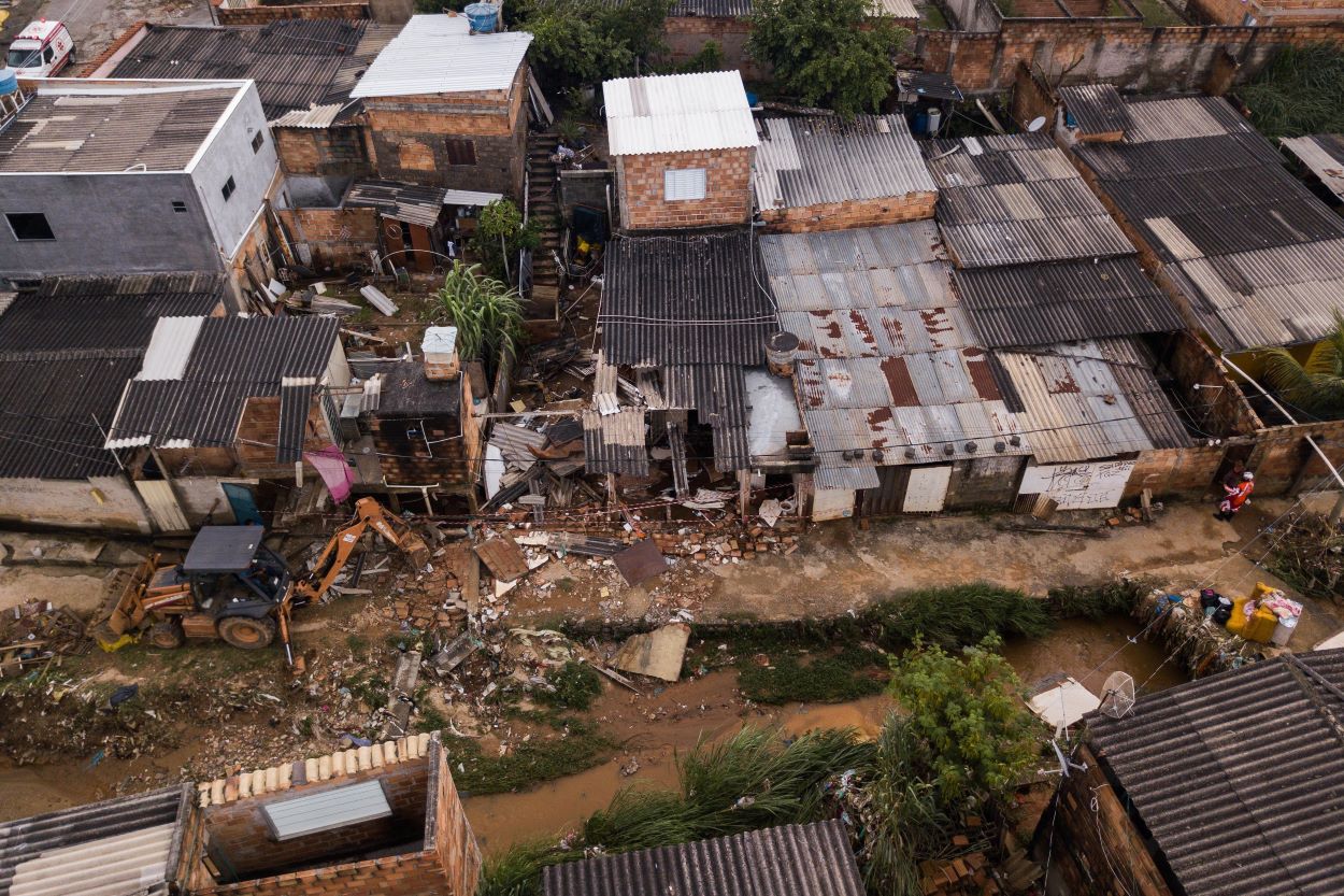 Inundação causa estragos em imóveis no Conjunto Palmital, em Santa Luzia 