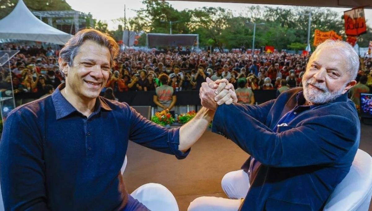 Ex-presidente Lula e ex-prefeito de São Paulo Fernando Haddad, candidatos pelo PT à Presidência e ao governo paulista, respectivamente, marcaram presença e discursaram em ato na USP nesta segunda-feira (15)