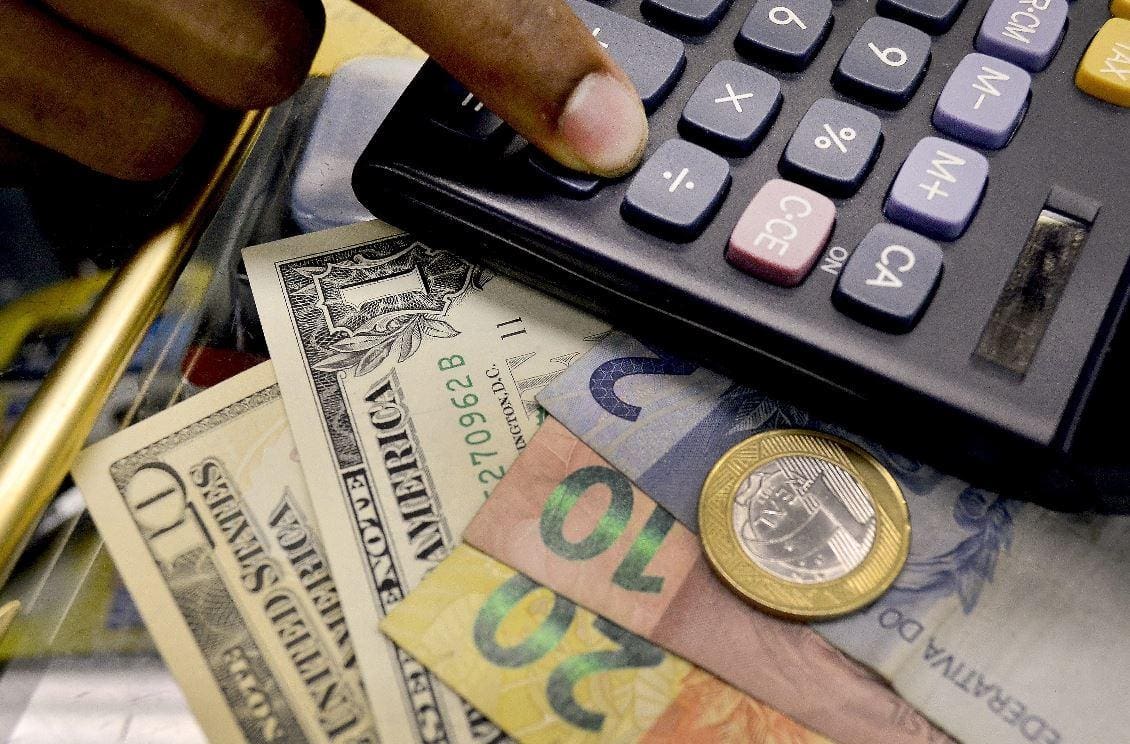 Dólar volta a subir 