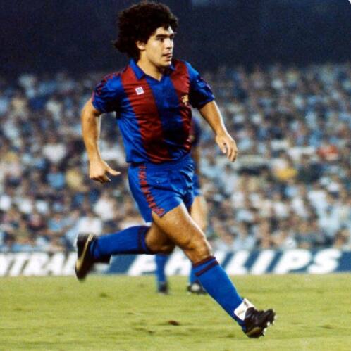 Maradona jogou com a camisa do Barcelona na década de 1980
