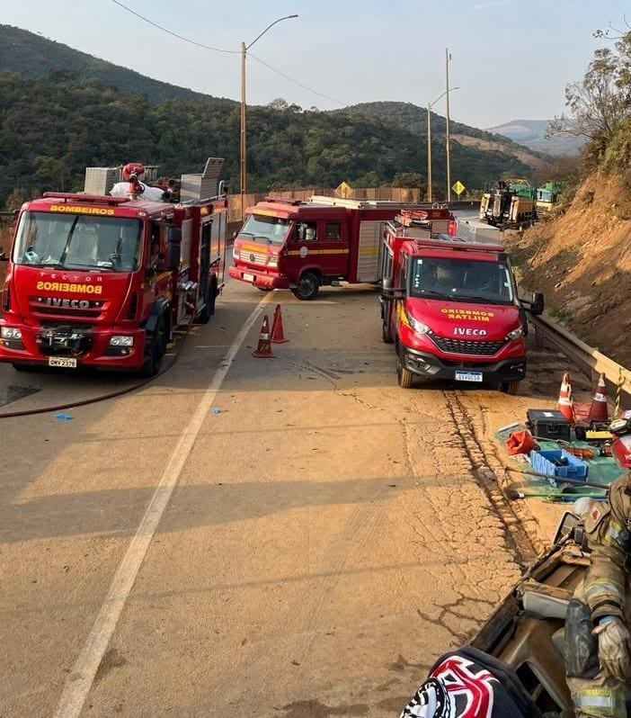 Sete morreram após ônibus com caravana tombar 
