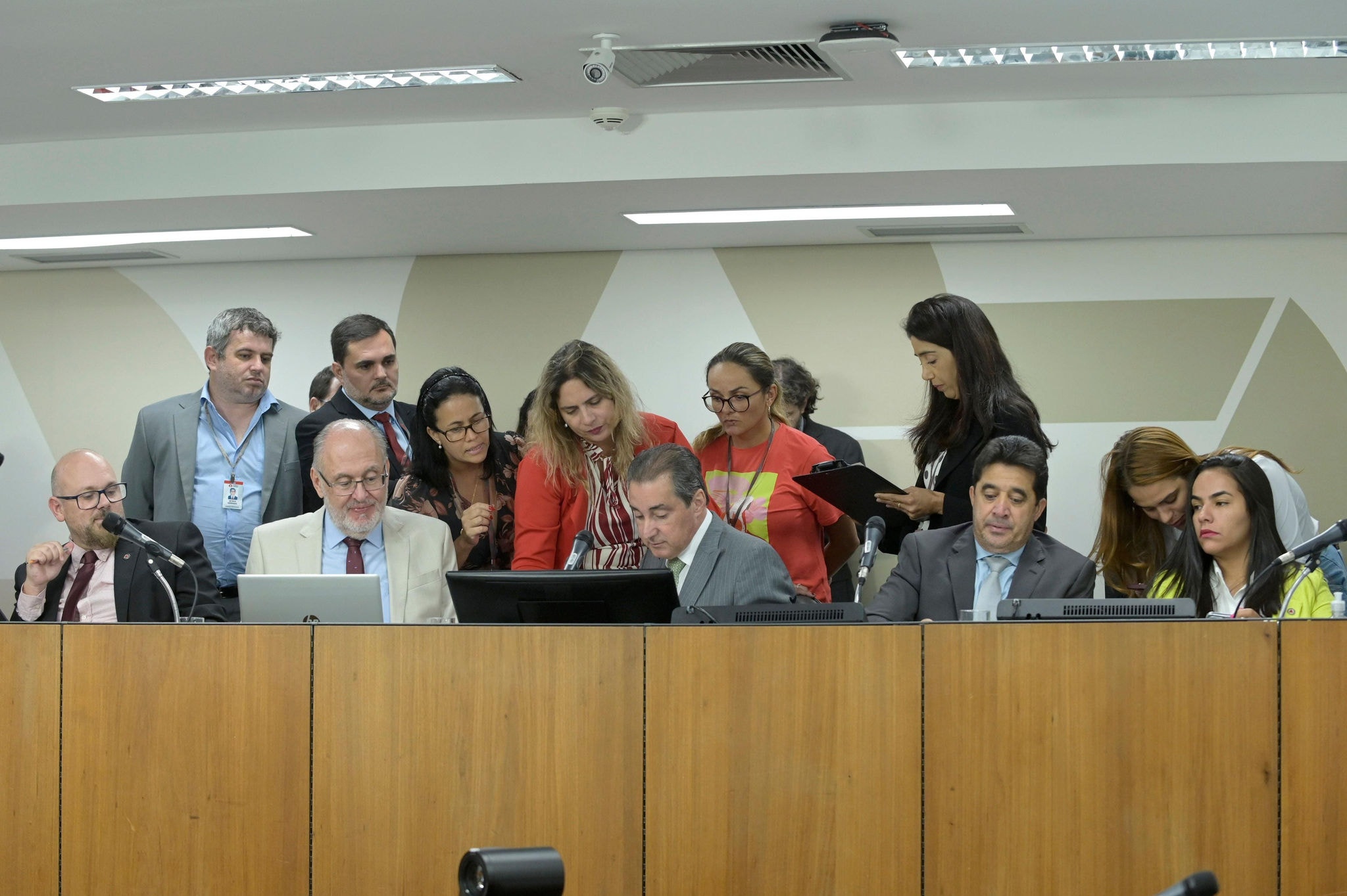 Os deputados durante a reunião da Comissão de Administração Pública desta terça-feira (18)