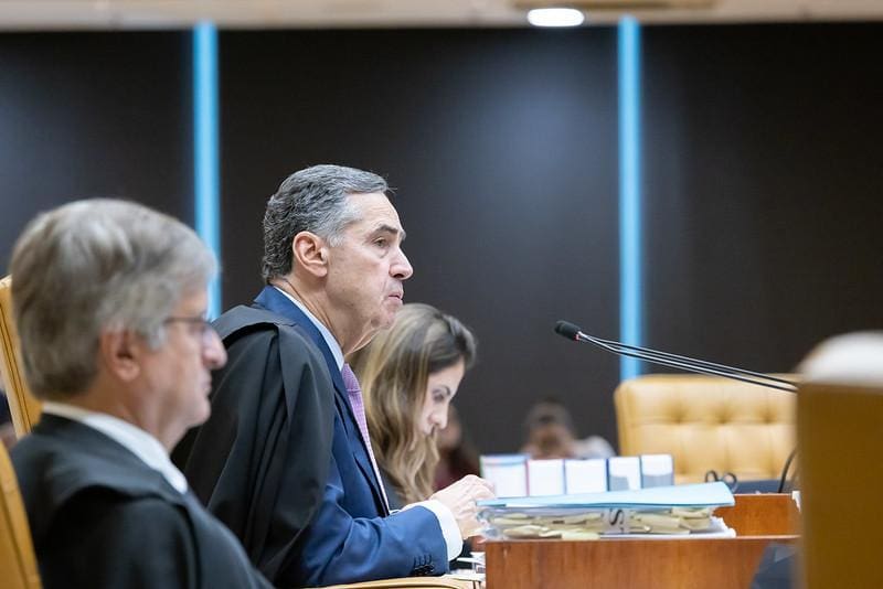 O presidente do Supremo Tribunal Federal (STF), Luís Roberto Barroso (ao centro), na sessão de julgamentos desta quinta-feira (11)
