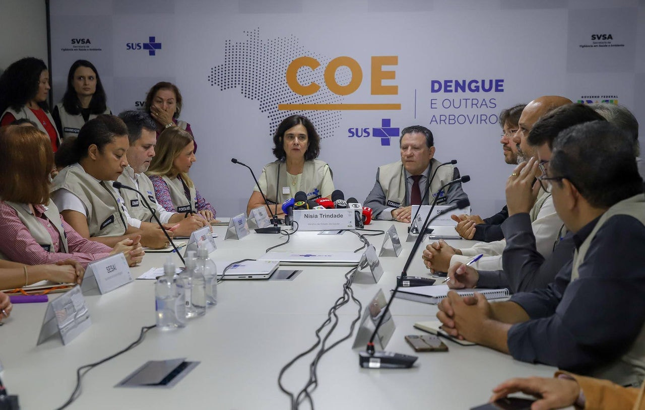 A ministra da Saúde, Nísia Trindade, dá início às atividades do Centro de Operações de Emergência contra a dengue (COE Dengue)