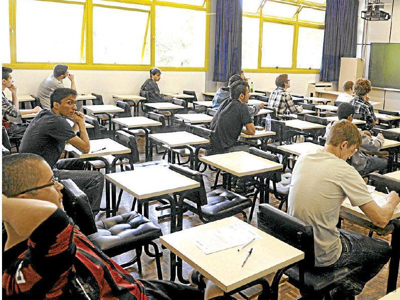 Seleção Candidatos aguardam, em sala de aula, a aplicação de provas do primeiro dia do Enem