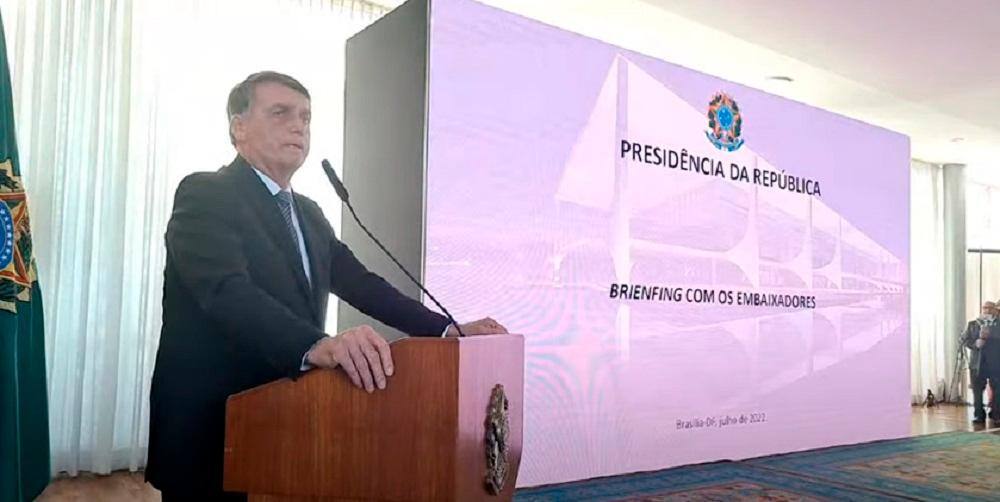 Presidente Jair Bolsonaro (PL) em encontro com embaixadores para falar contra o atual sistema eleitoral