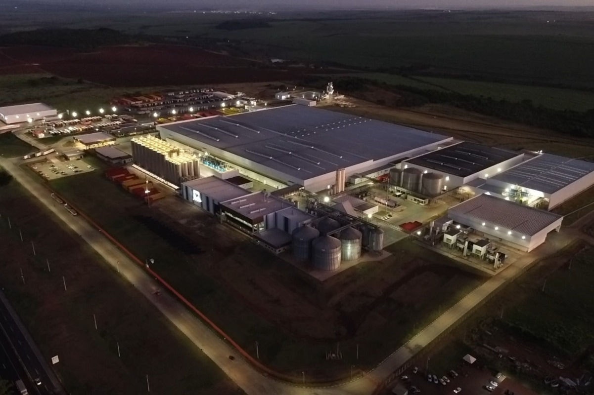 A maior e mais moderna fábrica do Grupo Petrópolis está localizada em Uberaba