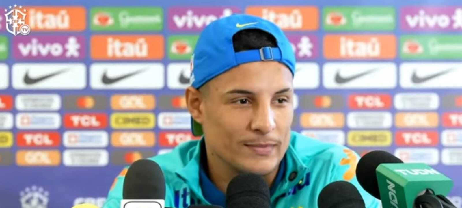 Arana, do Atlético, durante coletiva na seleção brasileira