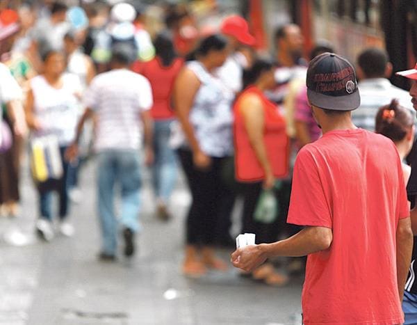 Avenida Oiapoque, no centro de BH, é um dos pontos da venda ilegal