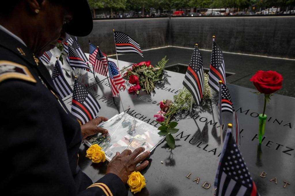 Coronel Davis toca uma fotografia de seu colega, Capitão Micheal Dermott Mullan, no Memorial do 11 de Setembro