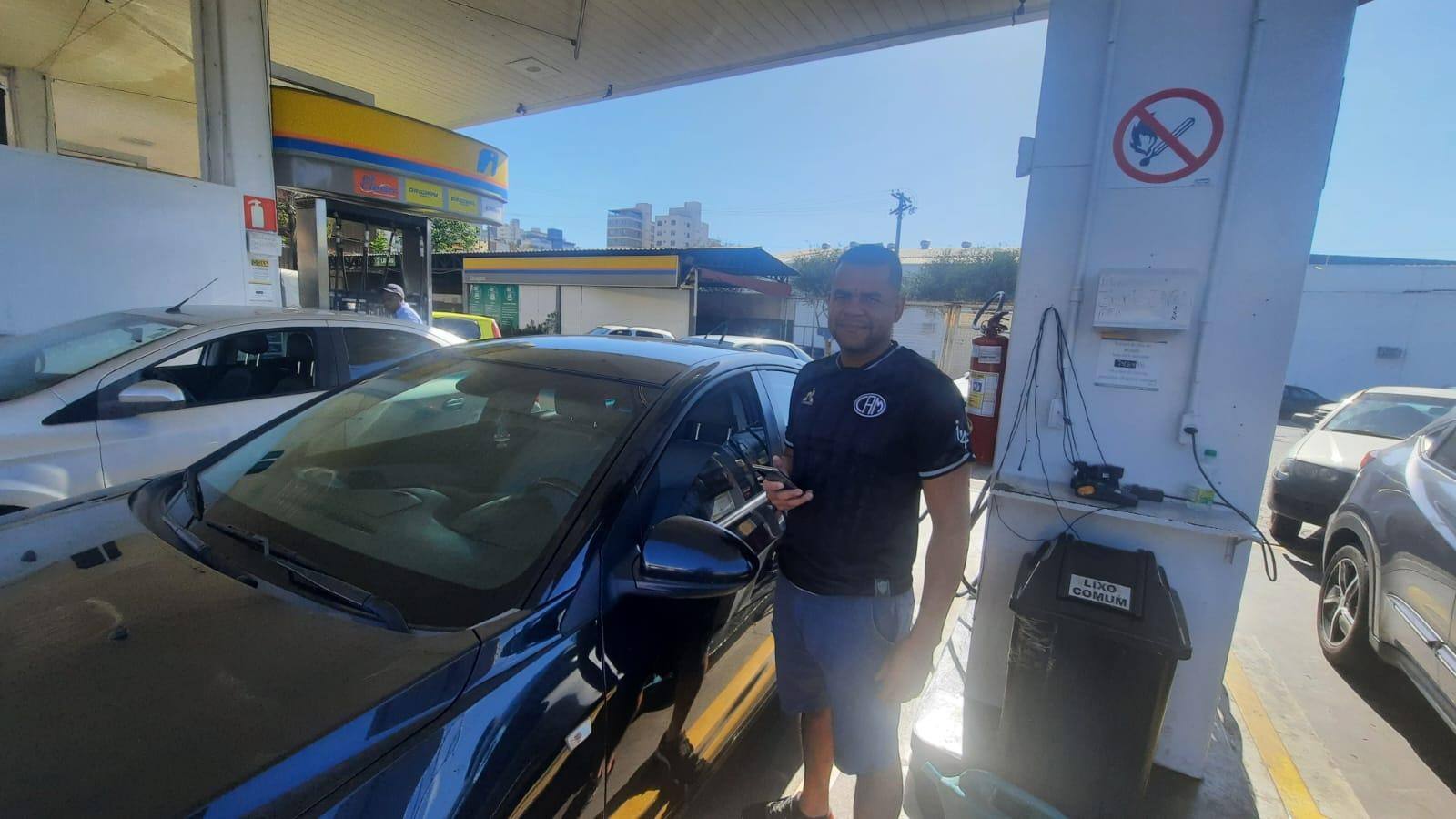 Giancarlos aproveitou preços antigos para encher o tanque de gasolina