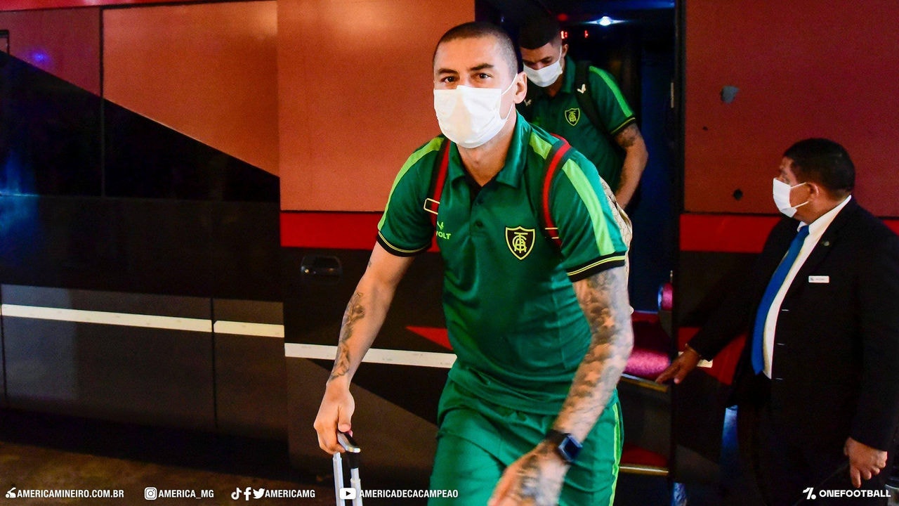 Wellington Paulista, na chegada ao hotel onde o Coelho ficará hospedado em Assunção