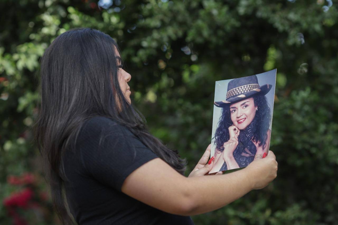 Gabriela e a foto da mãe que foi morta pelo pai dela.