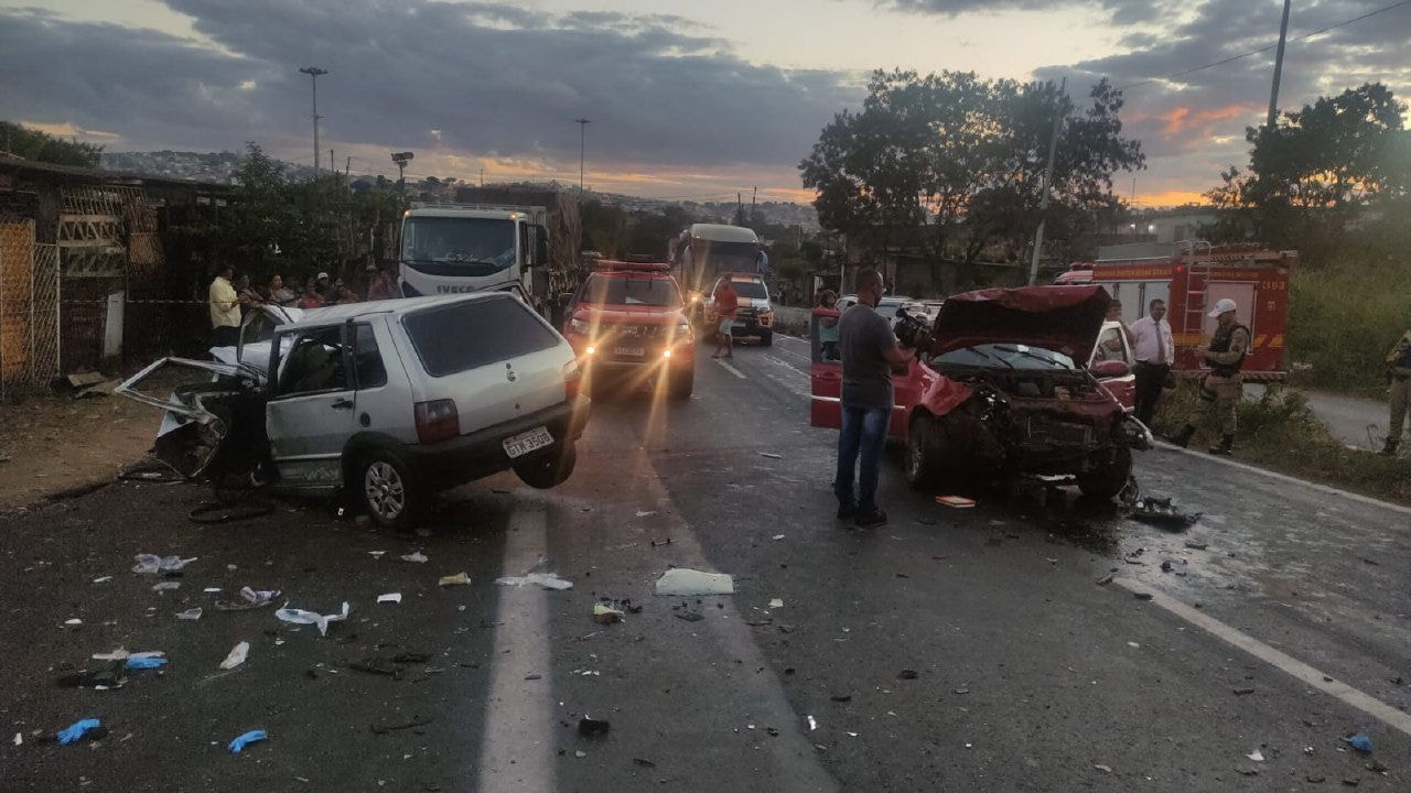 A batida de frente entre os dois carros ocorreu no Anel Rodoviário, na altura do bairro Jardim Vitória