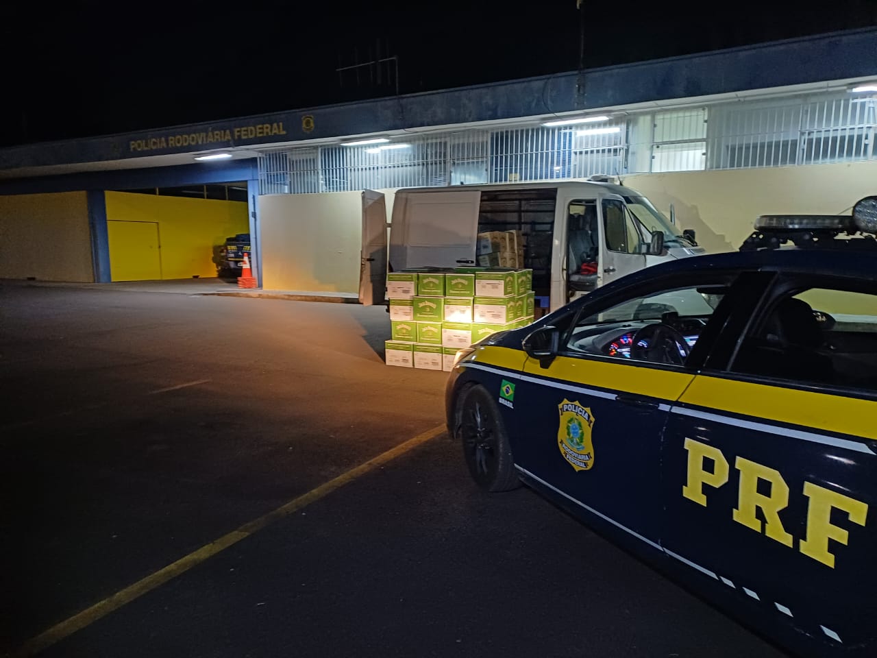 A PRF confirmou que a carga havia sido furtada do baú de um caminhão estacionado na BR-381