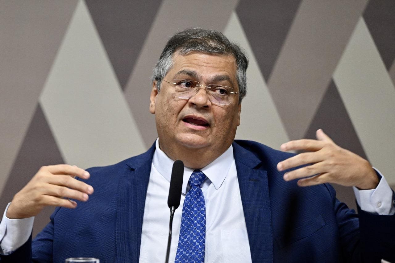 Flávio Dino, indicado de Lula ao STF, respondendo a pergunta na CCJ do Senado