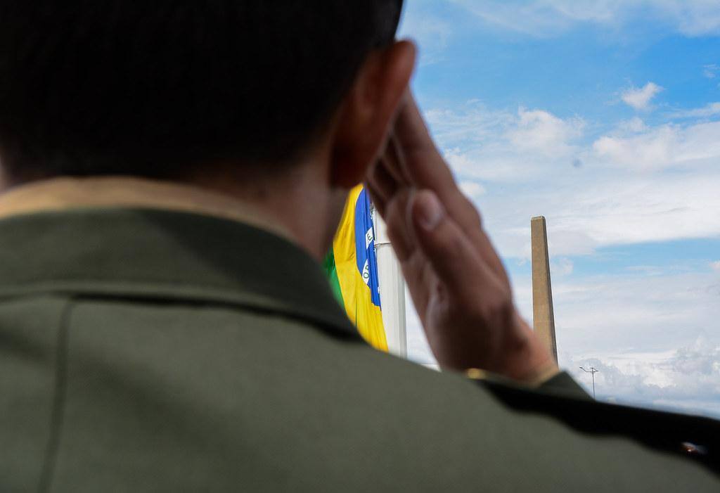 Militar do Exército presta continência para a Bandeira do Brasil em evento no Quartel General, em Brasília