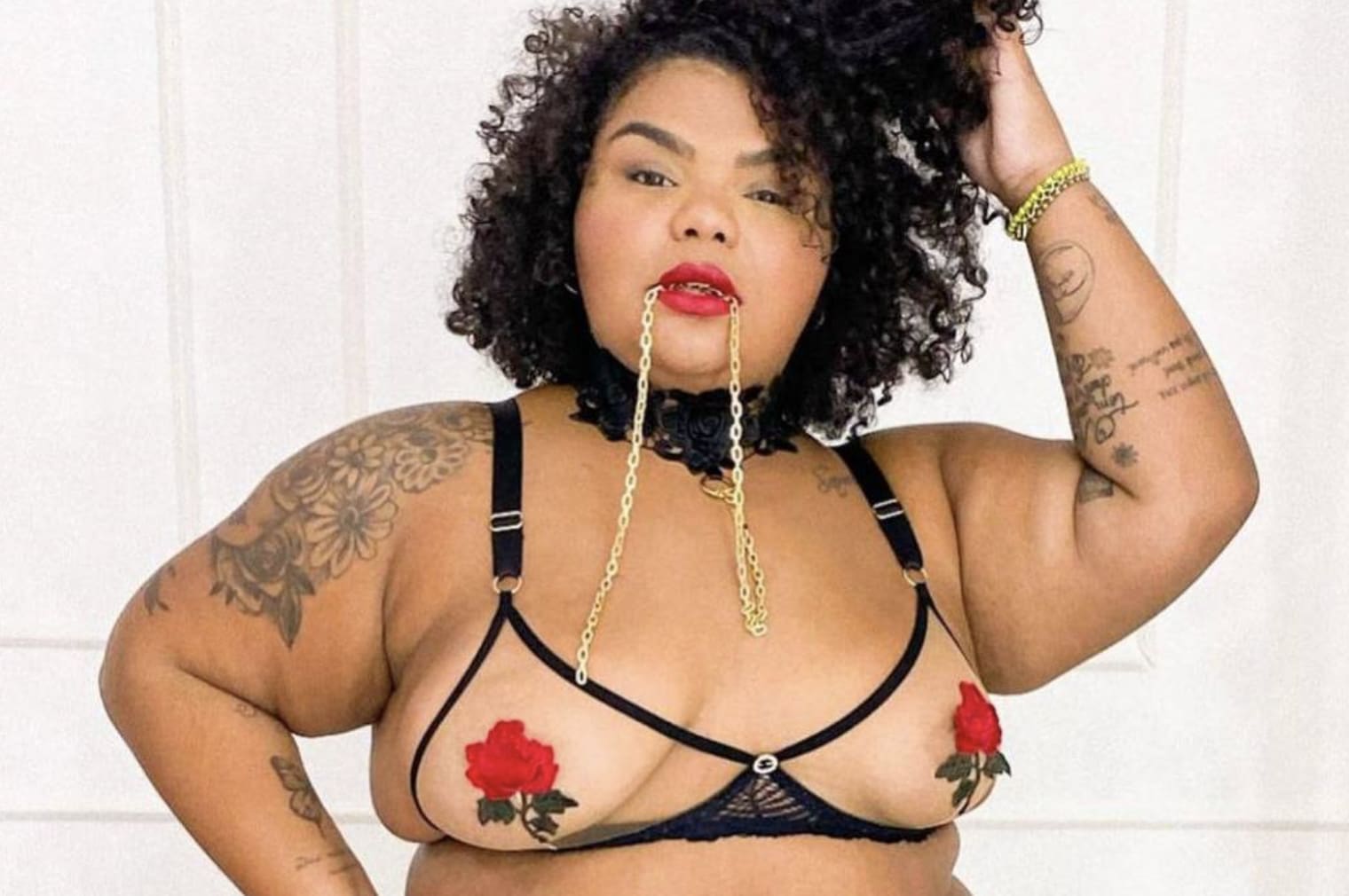 Flora Cruz posa sensual nas redes sociais e recebe críticas