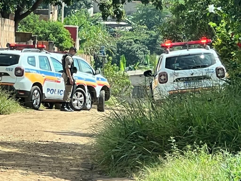 Após as buscas iniciais, militares passaram a madrugada no endereço vigiando o local até a chegada dos cães