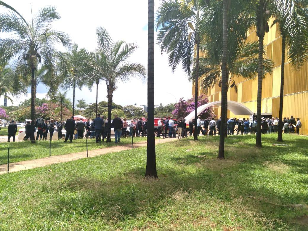 Prefeitos se aglomeram em filas para entrar na Câmara em busca de emendas
