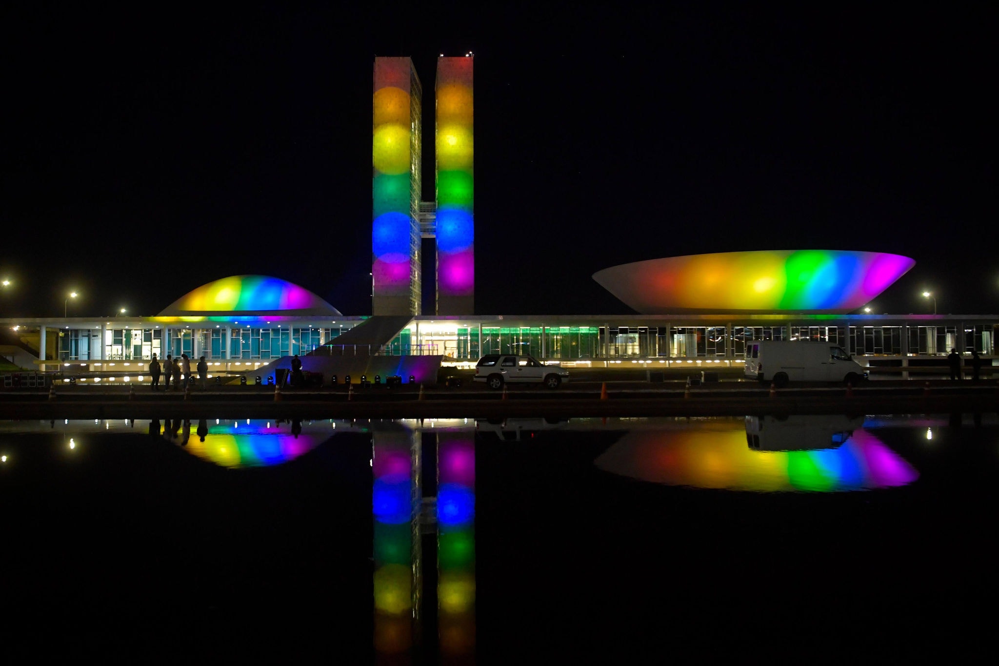 Fachada do Congresso com as cores da bandeira LGBTQ+